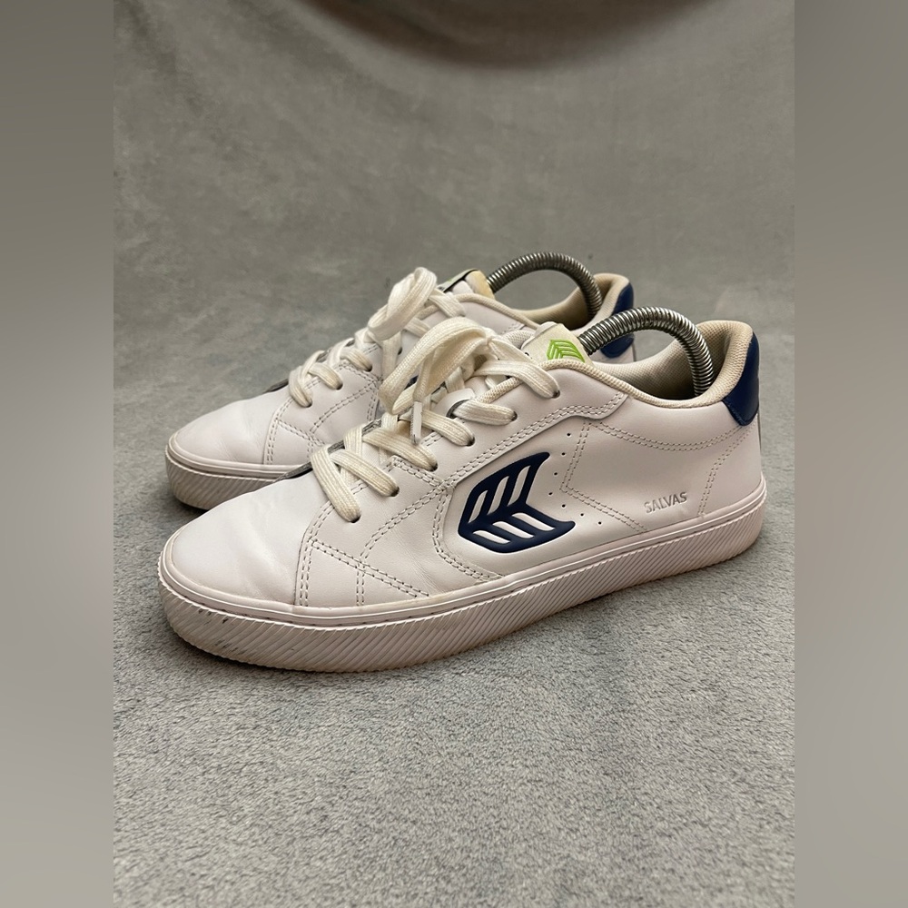 Cariuma SALVAS White Leather Blue Logo Women's Sneakers Size 9 Comfy!
